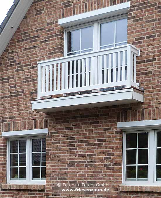 Französchiser Balkon - Französisches Balkongeländer aus wertvollem Hartholz - Maßanfertigung mit 25 Jahren Garantie.