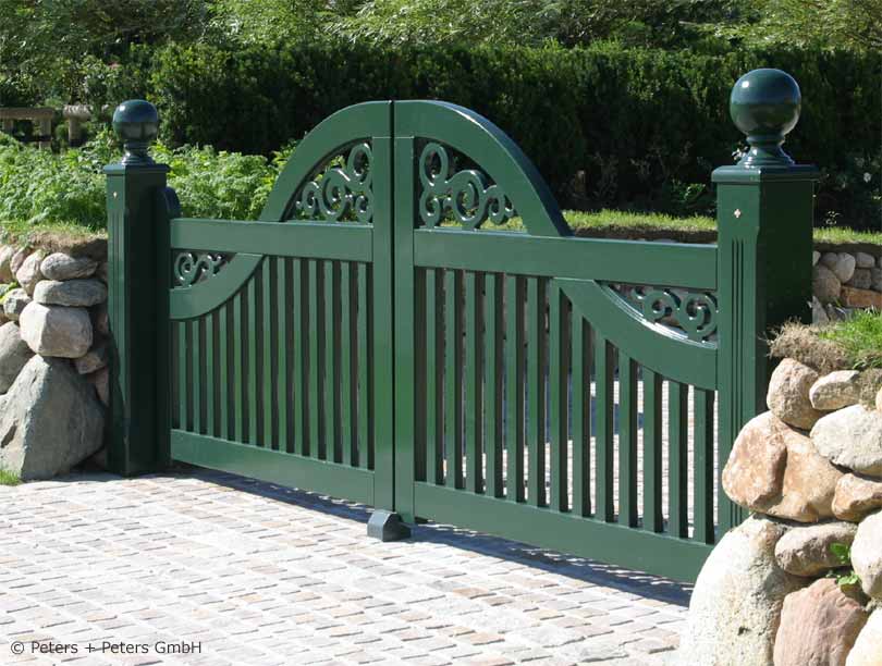 Gartentor im Sylter Friesenstil - Holztor FRIESLAND - Hartholz weiß oder farbig lackiert - Einfahrtstore von Peters + Peters.