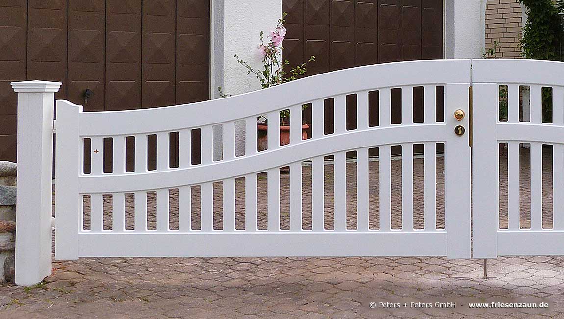 Sylter Gartentor mit Satteldach - Friesentor SCHLESWIG aus dauerhaftem Hartholz - Maßanfertigung von Peters + Peters.