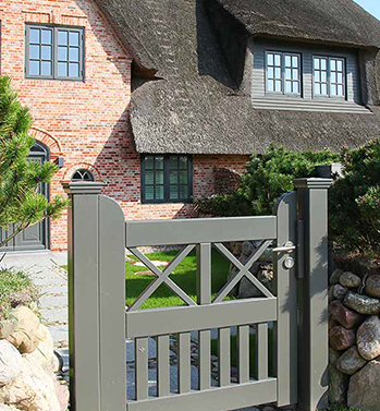 Sylter Gartentor mit Satteldach - Friesentor SCHLESWIG aus dauerhaftem Hartholz - Maßanfertigung von Peters + Peters.