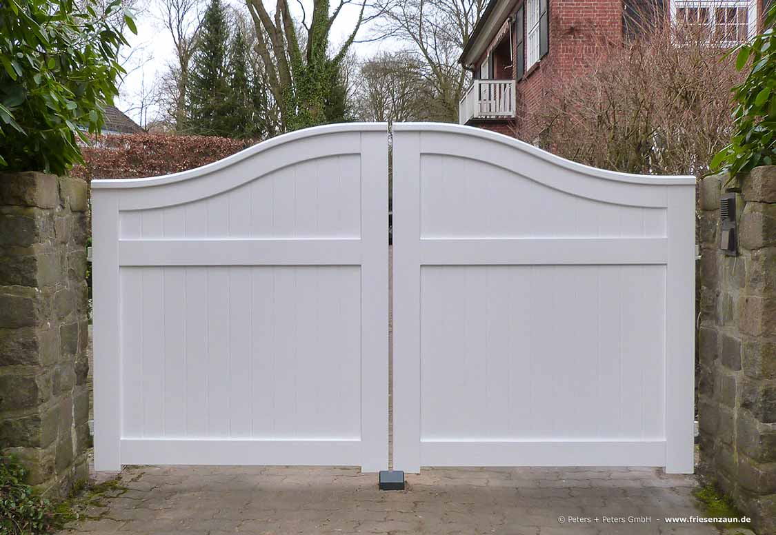 Nostalgisches Sichtschutztor - blickdichtes Gartentor mit geschweiftem Satteldach - Hartholz weiß lackiert - 25 Jahre Garantie.