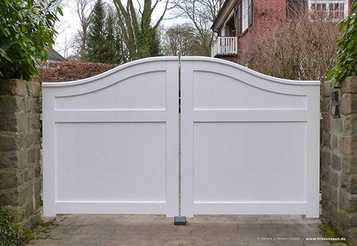Nostalgisches Sichtschutztor - blickdichtes Gartentor mit geschweiftem Satteldach - Hartholz weiß lackiert - 25 Jahre Garantie.