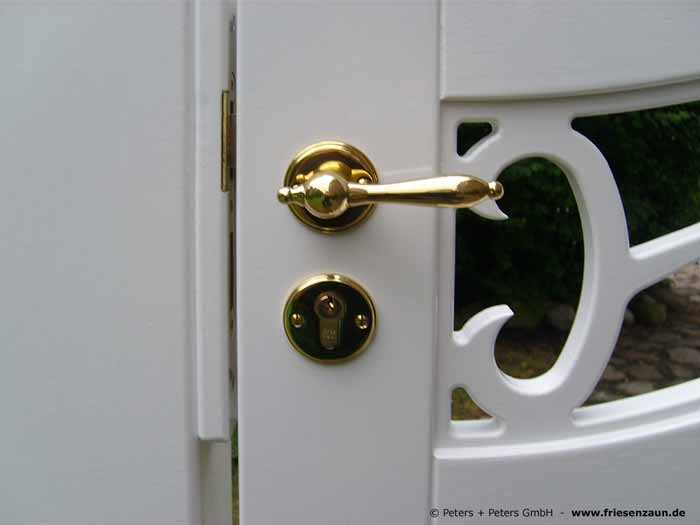 Gartentor im Sylter Friesenstil - Holztor FRIESLAND - Hartholz weiß oder farbig lackiert - Einfahrtstore von Peters + Peters.