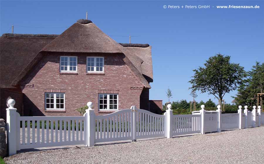 Sylter Gartentor mit Satteldach - Friesentor SCHLESWIG aus dauerhaftem Hartholz - Maßanfertigung von Peters + Peters.