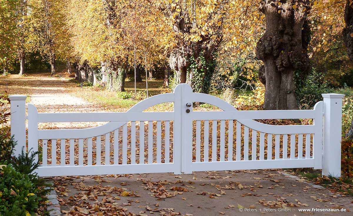 Weißes Friesentor LUXUS mit 480 cm Breite - Sylter Gartentore aus dauerhaftem Hartholz im beliebtem Friesenstil - Anfertigung nach Maß.