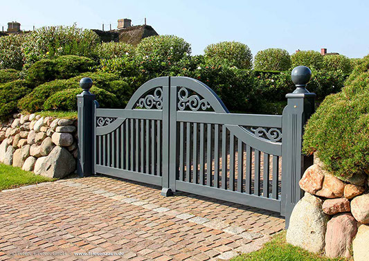 Gartentor im Sylter Friesenstil - Holztor FRIESLAND - Hartholz weiß oder farbig lackiert - Einfahrtstore von Peters + Peters.