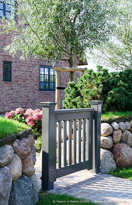 Sylter Holzpforte - Farbig lackierte Holztore im Sylter Friesenwall integriert - Farbig lackierte Friesentore in über 200 RAL-Farbtönen.