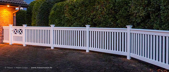 Original Sylter Friesenzaun - Weißer Gartenzaun aus wertvollem ODUM IROKO Hartholz - Anfertigung nach Maß von Peters + Peters