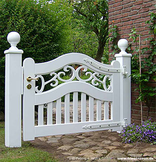 Gartentor im Sylter Friesenstil - Holztor FRIESLAND - Hartholz weiß oder farbig lackiert - Einfahrtstore von Peters + Peters.