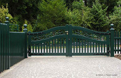 Gartentor im Sylter Friesenstil - Holztor FRIESLAND - Hartholz weiß oder farbig lackiert - Einfahrtstore von Peters + Peters.