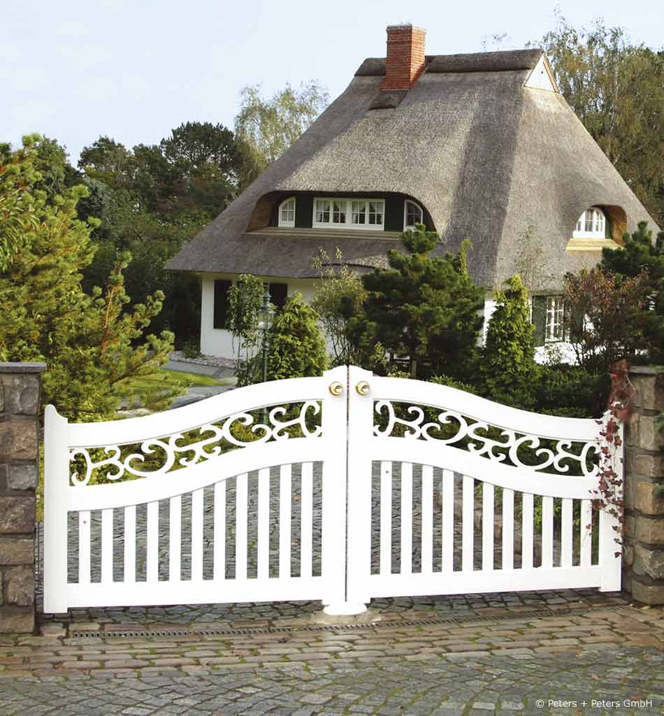 Gartentor im Sylter Friesenstil - Holztor FRIESLAND - Hartholz weiß oder farbig lackiert - Einfahrtstore von Peters + Peters.