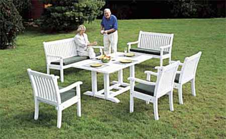 Besonders bequem durch die ergonomisch geformte Rückenlehne und Sitzfläche,das sind die Gartenbänke und Sitzmöbel ROYAL. Wertvolles ODUM- IROKO 