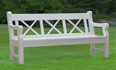 Gartenbank WINDSOR mit Kreuzen in der Rückenlehne = Gartenbank HAMPTON - besonders stark dimensioniertes Hartholz weiß oder farbig lackiert.