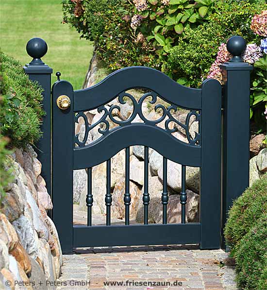 Gartentor im Sylter Friesenstil - Holztor FRIESLAND - Hartholz weiß oder farbig lackiert - Einfahrtstore von Peters + Peters.