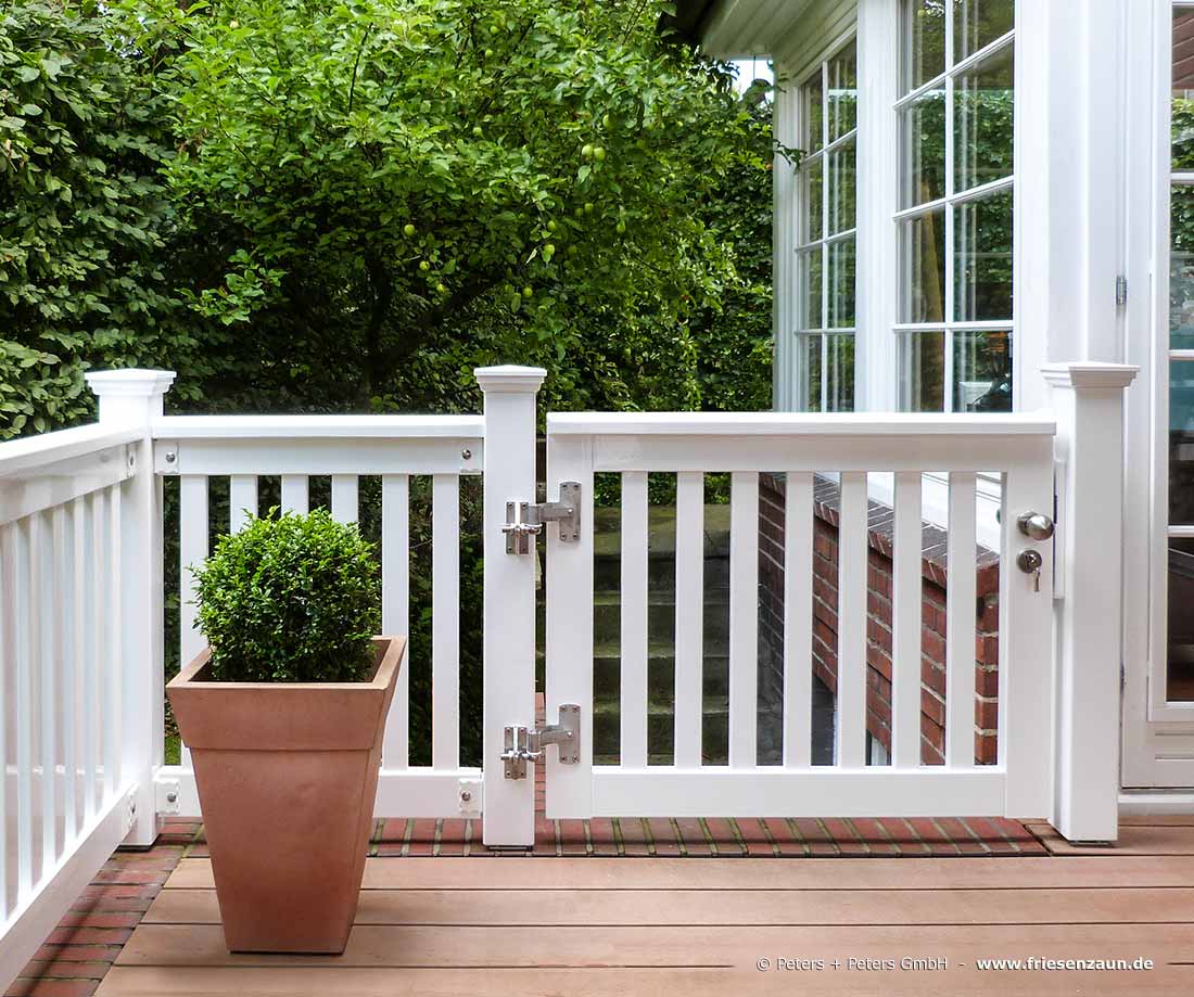 Terrassenzaun Hartholz weiß mit Einzeltor OHLAND - extra durable Ausführung mit rostfreien Aufhängebeschlägen aus V2A-Edelstahl.