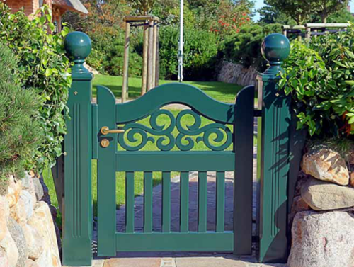 Gartentor im Sylter Friesenstil - Holztor FRIESLAND - Hartholz weiß oder farbig lackiert - Einfahrtstore von Peters + Peters.