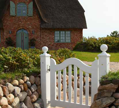 Sylter Gartentor mit Satteldach - Friesentor SCHLESWIG aus dauerhaftem Hartholz - Maßanfertigung von Peters + Peters.