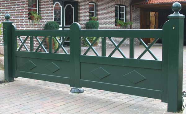 Sylter Gartentor mit Satteldach - Friesentor SCHLESWIG aus dauerhaftem Hartholz - Maßanfertigung von Peters + Peters.