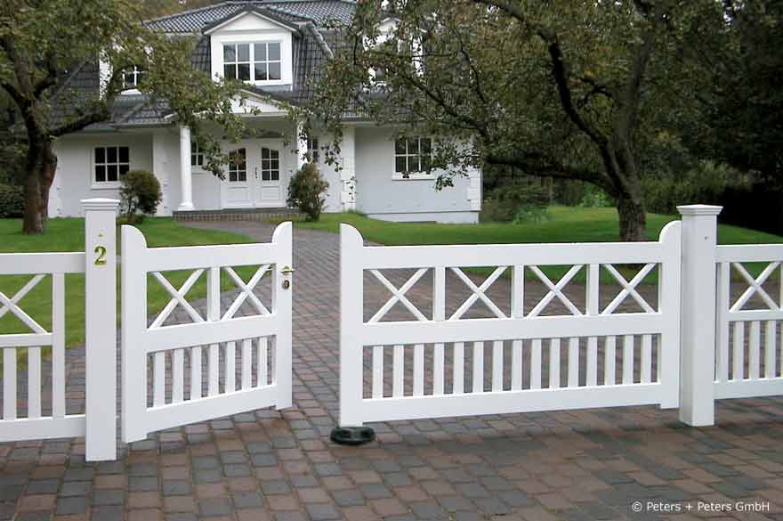 Sylter Gartentor mit Satteldach - Friesentor SCHLESWIG aus dauerhaftem Hartholz - Maßanfertigung von Peters + Peters.