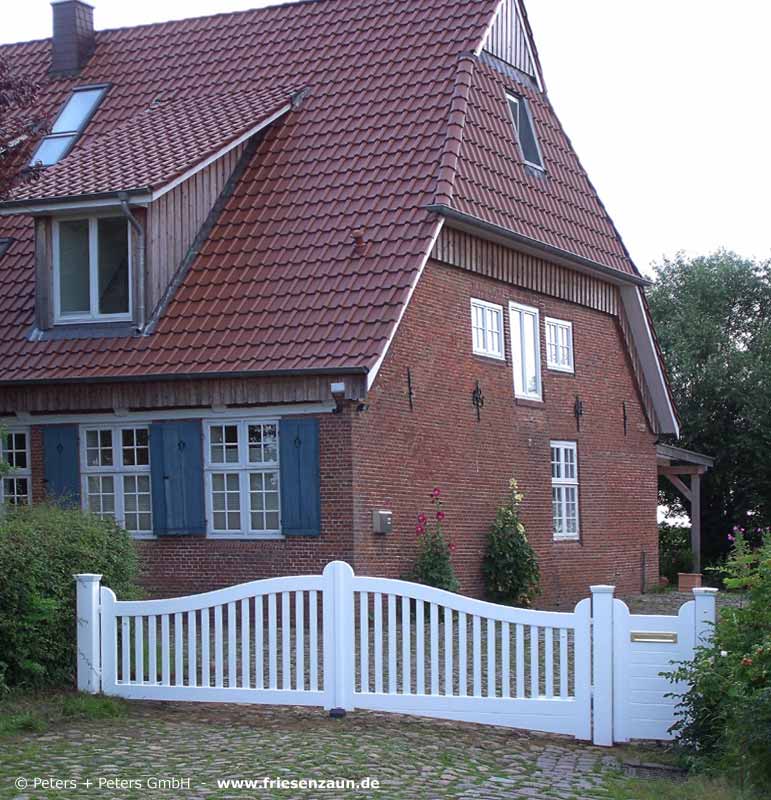 Sylter Gartentor mit Satteldach - Friesentor SCHLESWIG aus dauerhaftem Hartholz - Maßanfertigung von Peters + Peters.