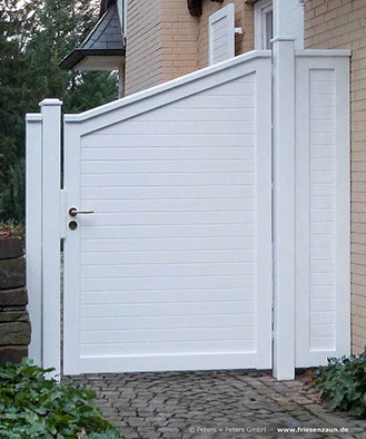 Blickdichtes Einzeltor - Gestaltung individuell nach Kundenwunsch.