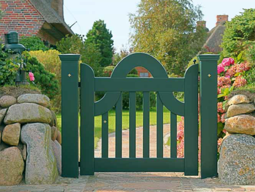 Gartentür im Friesenstil - Holzpforte LUXUS im Sylter Friesenwall.