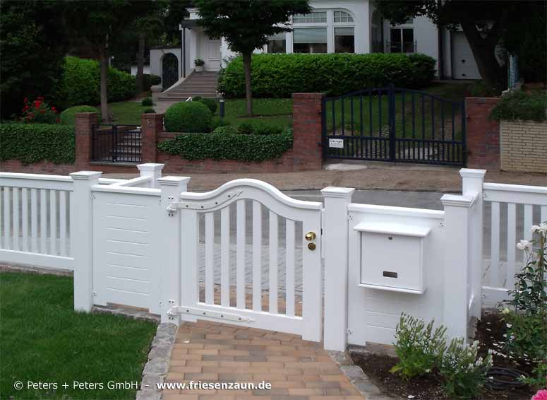 Gartenpforte Holz weiß Modell SCHLESWIG mit Briefkasten und weißem Friesenzaun.