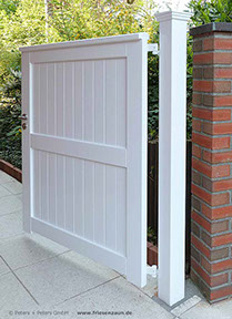 Hohe Gartentür aus wertvollem Hartholz - dauerhaft weiß lackiert - 25 Jahre Garantie - stilvolles Satteldach