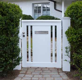 Einzeltor Gartentür mit Briefkasten - Anblick von vorne