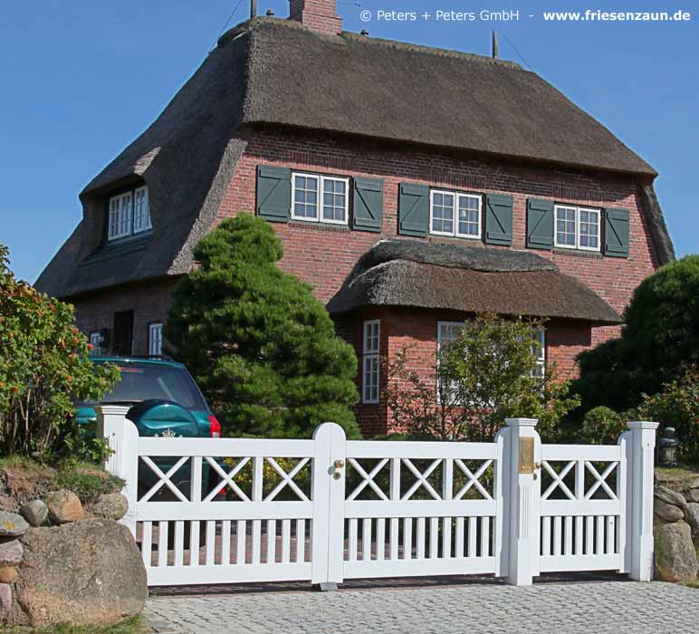 Sylter Gartentor mit Satteldach - Friesentor SCHLESWIG aus dauerhaftem Hartholz - Maßanfertigung von Peters + Peters.