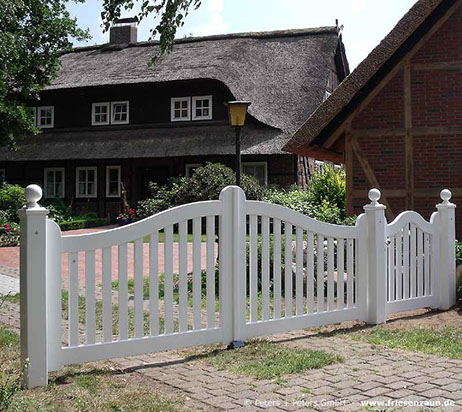 Sylter Gartentor mit Satteldach - Friesentor SCHLESWIG aus dauerhaftem Hartholz - Maßanfertigung von Peters + Peters.