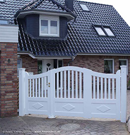 Weißes Friesentor mit asymmetrischer Aufteilung und Sichtschutzfunktion durch 200 cm Höhe