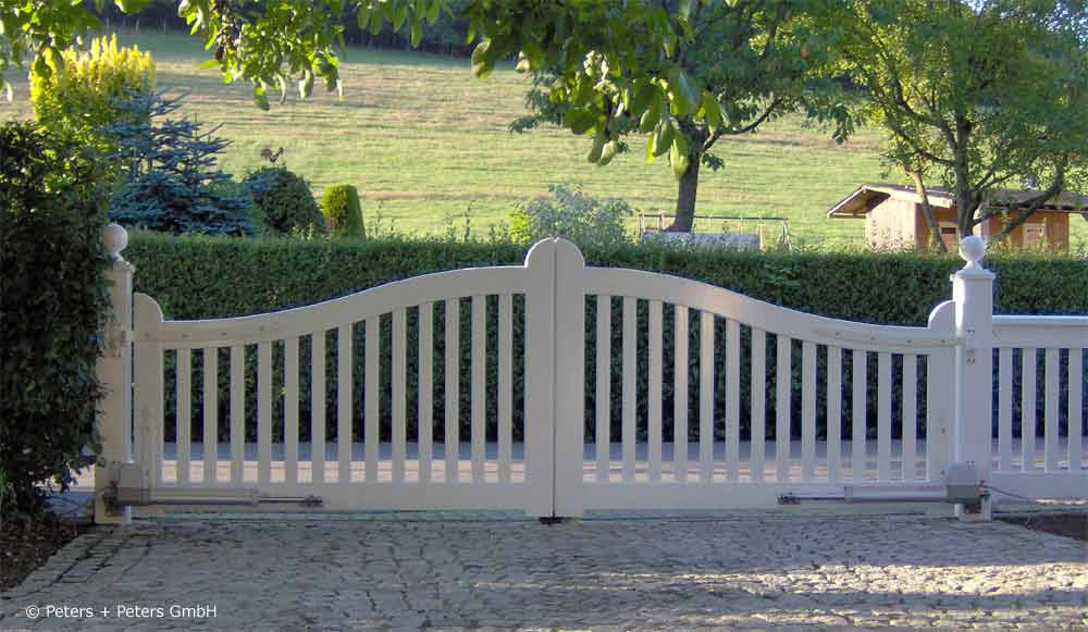 Sylter Gartentor mit Satteldach - Friesentor SCHLESWIG aus dauerhaftem Hartholz - Maßanfertigung von Peters + Peters.