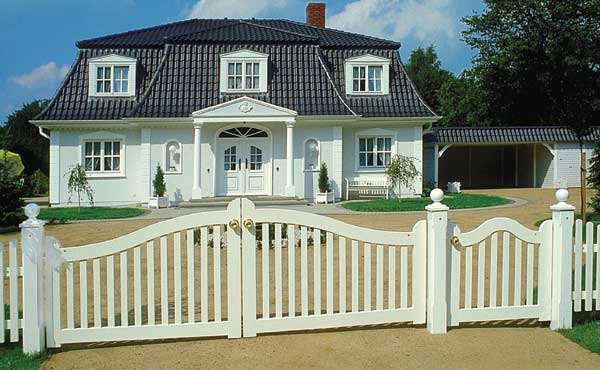 Sylter Gartentor mit Satteldach - Friesentor SCHLESWIG aus dauerhaftem Hartholz - Maßanfertigung von Peters + Peters.