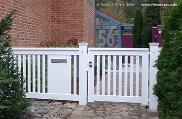 Gartenpforte und Briefkasten OHLAND - Der Briefkasten ist in den weißen Gartenzaun integriert