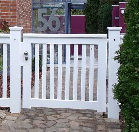 Einzeltor OHLAND - Weiße Holzpforte mit Satteldach und Edelstahl Einsteckschloss / Türknauf.