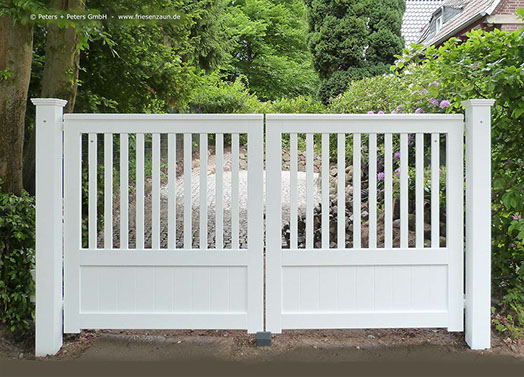 Weiße Sichtschutztore aus dauerhaftem ODUM-IROKO Hartholz - Gartentore mit der Lilie von Peters + Peters