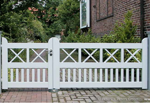 Sylter Gartentor mit Satteldach - Friesentor SCHLESWIG aus dauerhaftem Hartholz - Maßanfertigung von Peters + Peters.