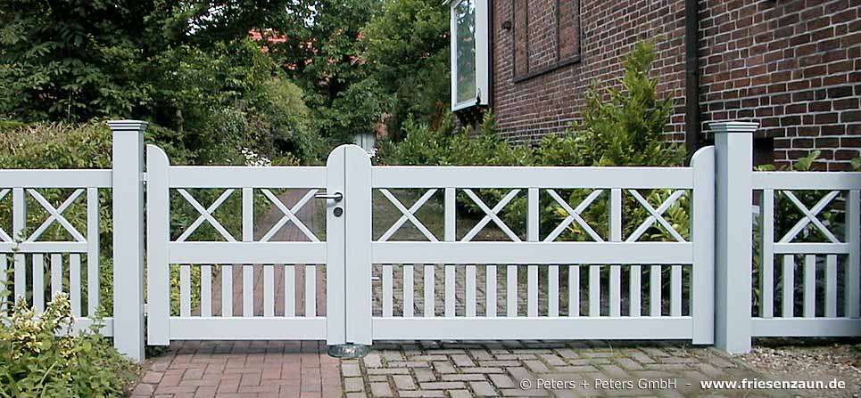 Sylter Gartentor mit Satteldach - Friesentor SCHLESWIG aus dauerhaftem Hartholz - Maßanfertigung von Peters + Peters.