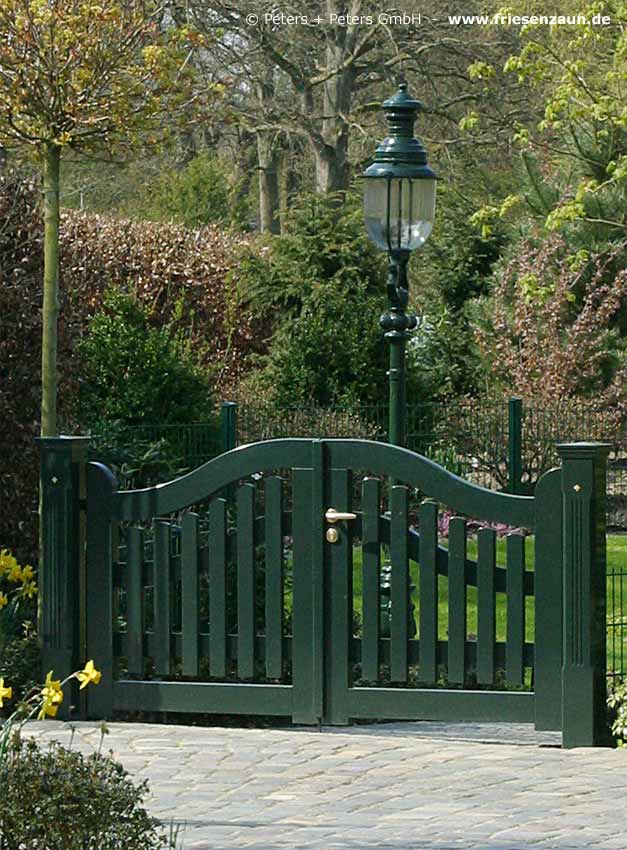 Sylter Gartentor mit Satteldach - Friesentor SCHLESWIG aus dauerhaftem Hartholz - Maßanfertigung von Peters + Peters.