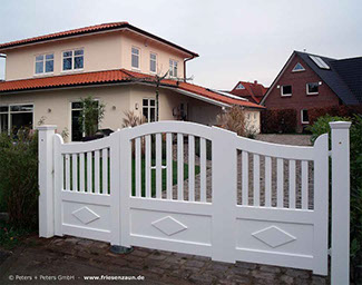 Gartentor Kortenland Exklusive - weißes Holztor mit Rautenfüllung.