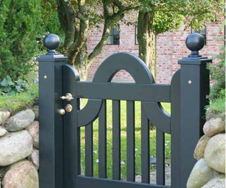 Sylter Gartenpforte LUXUS im Farbton "Grachtengroen" lackiert - Sylter Holzpforte mit Kugelpfosten im Friesenwall - Steinwall.