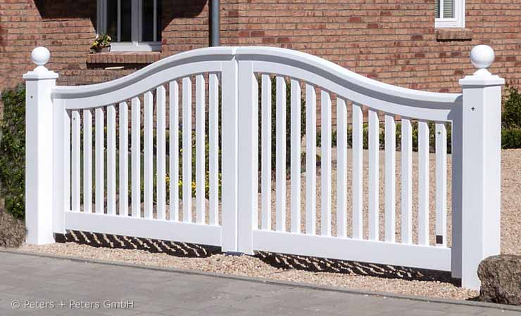 Sylter Einfahrtstor - weißes Gartentor mit 2-Flügeln - Holztore im Sylter Friesenstil von Peters + Peters.