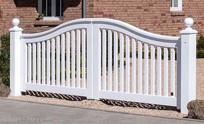 Sylter Einfahrtstor - weißes Gartentor mit 2-Flügeln - Holztore im Sylter Friesenstil von Peters + Peters.
