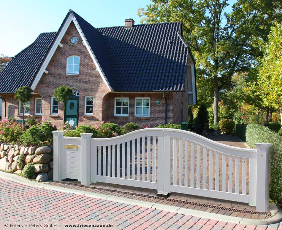 Friesenwall - Steinwall Trockenmauer mit weißem Gartentor aus wertvollem Hartholz