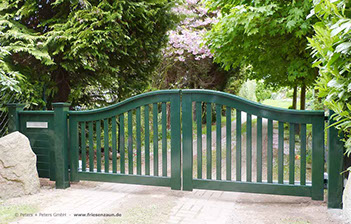 Grünes Gartentor Hartholz mit geschweiftem Oberbogen und geschweiftem Sattedach.