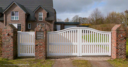 Blickdichte Gartentür aus FSC Hartholz mit Edelstahl-Türgriff + Schloss - Pfosten 14 x 14 und Sichtschutzwand als Maueranschluß.