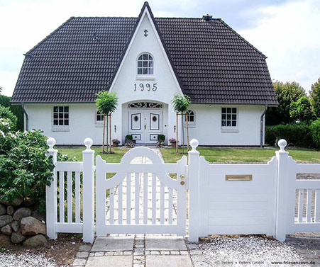 Einzeltor Holzpforte LUXUS mit Briefkasten und Zaunelementen - Friesenzaun mit Pforte und Sylter Kugeln.