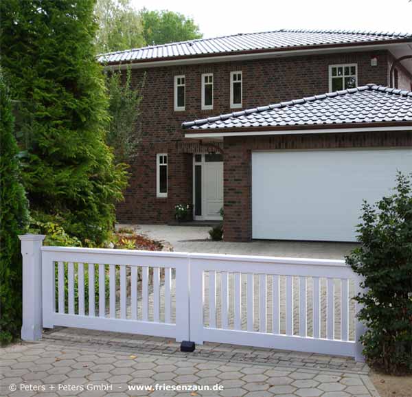 Gartentore OHLAND - Die weißen Holztore mit der Goldenen Lilie von Peters + Peters werden nach Maß gefertigt.