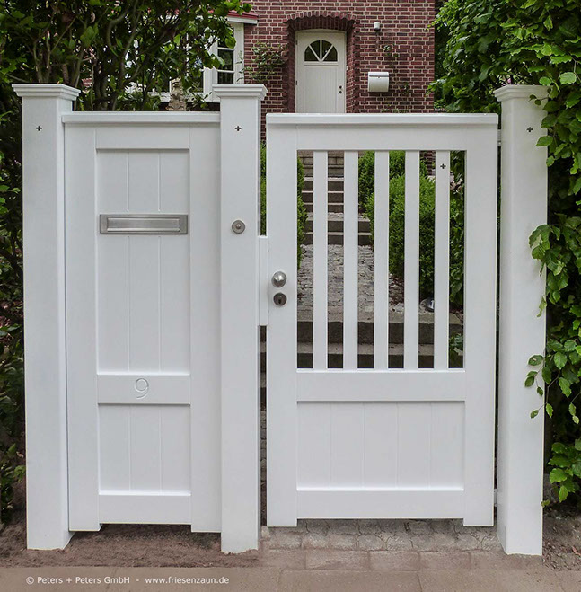 Einzeltor OHLAND und Briefkastenanlage als blickhemmende Toranlage mit gravierter Hausnummer - Zubehör aus rostfreiem Edelstahl.
